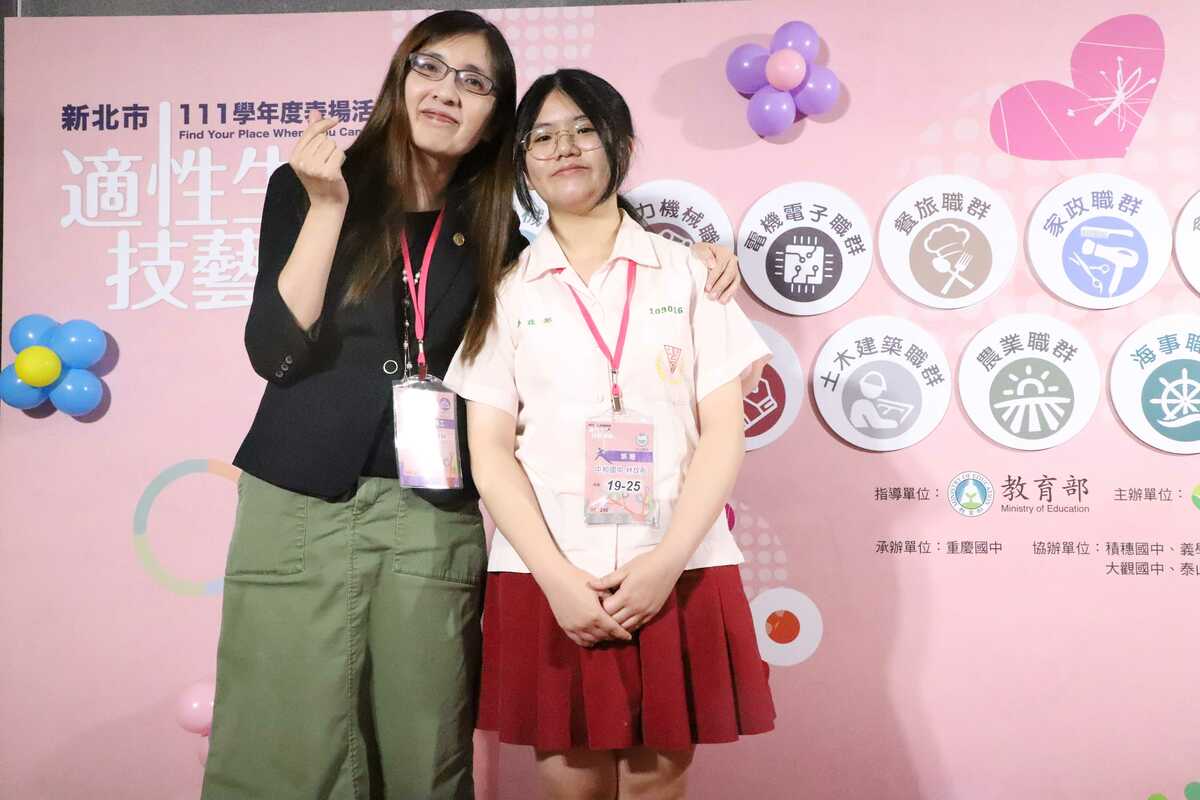 中正國中資料組長廖婕絲(左)、中和國中9年級同學林玟彤(右)，母女雙雙獲獎，同台接受表揚，蔚為佳話。 圖：新北市教育局/提供