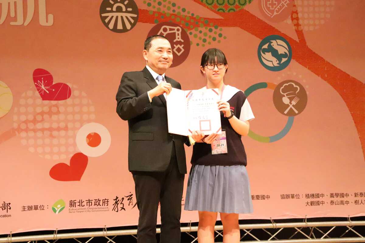侯友宜(左)頒贈花藝、植物繁殖主題第1名予正德國中9年級同學連羽喬(右)。 圖：新北市教育局/提供