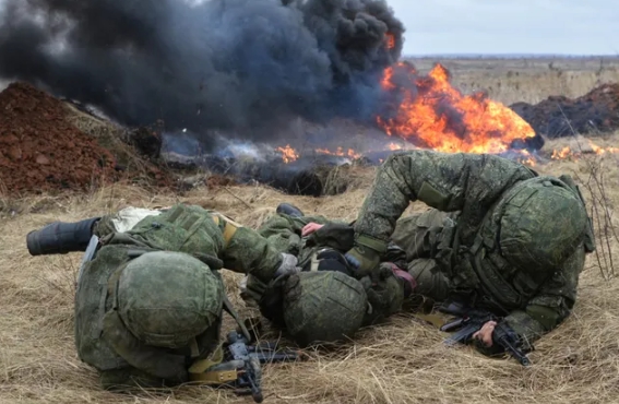 俄軍在巴赫穆特與烏軍交戰，雙方砲火猛烈，死傷甚重。 圖 : 翻攝自騰訊新聞