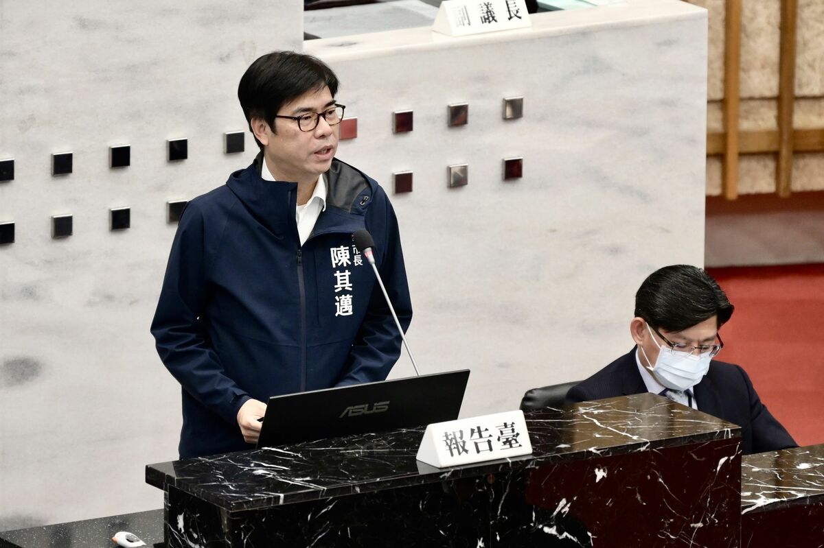 陳其邁在議會進行年度追加預算簡要報告。 圖：高雄市政府提供