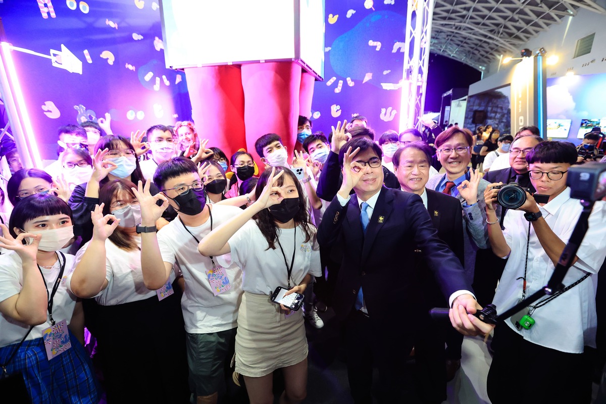 高雄市陳其邁市長於正修科技大學數位多媒體設計系與學生進行合影。 圖：數位發展部/提供