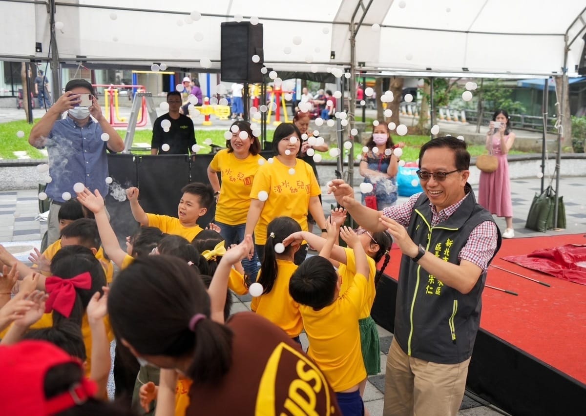 此次民生公園整體改善工程納入在地的樹梅坑溪生態意象，以洗手台作為溪流源頭，溪流流經兒童遊戲場並於公園廣場結尾，溪流意象可作為滑車步道遊憩。 圖：淡水區公所提供
