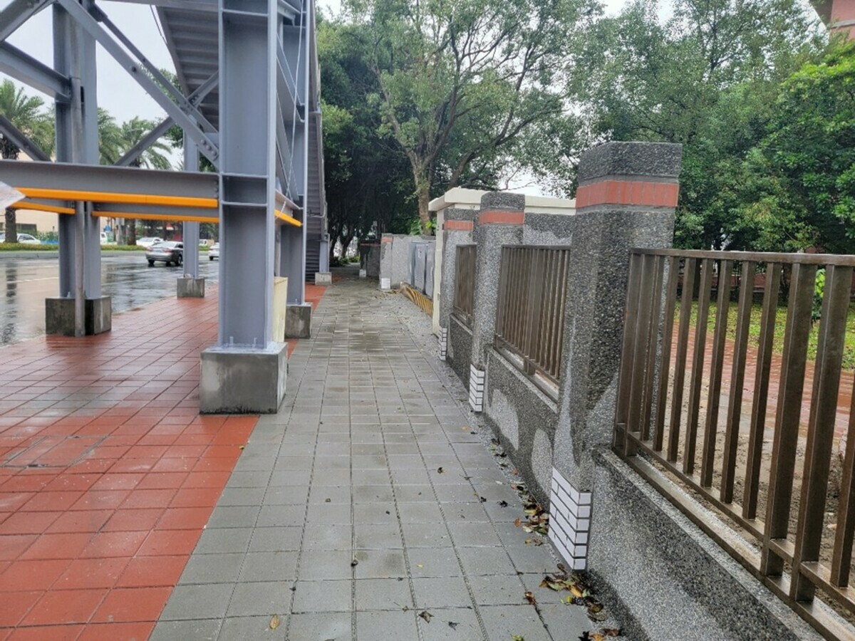 林口崇林國中人行道改善。 圖：新北市工務局提供