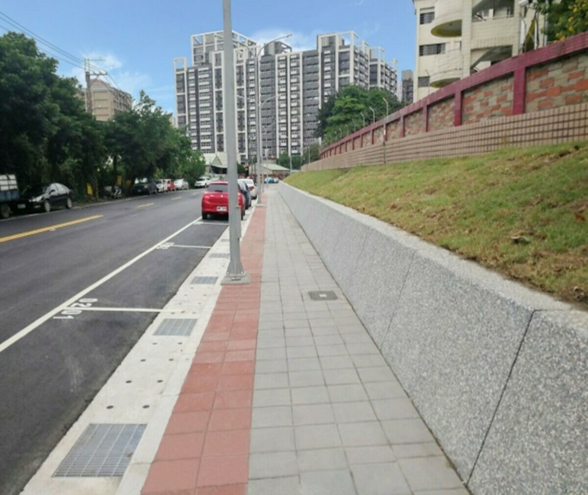 板橋區溪崑國中通學廊道改善。 圖：新北市工務局提供