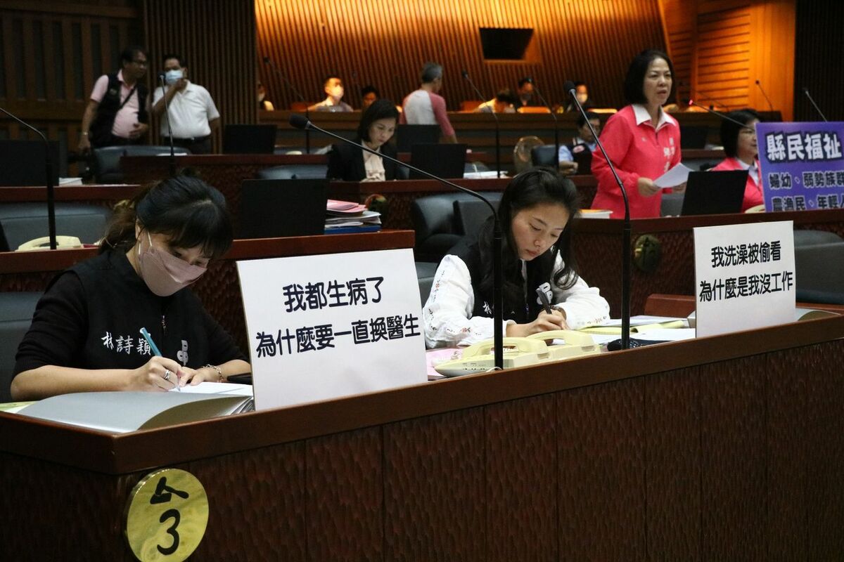 宜蘭縣議會日前討論女消防員洗澡遭偷窺的事，民進黨議員林佩螢（前排右起）、林詩穎放上寫著聲援手舉牌，竟然遭到國民黨議員嗆聲。 圖：翻攝自林佩螢臉書