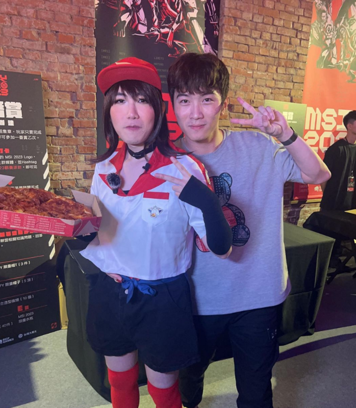 咪咪蛋跟Cosplay成《英雄聯盟》角色希維爾「披薩外送員」的小亮合照。 圖：翻攝自MMD咪咪蛋IG