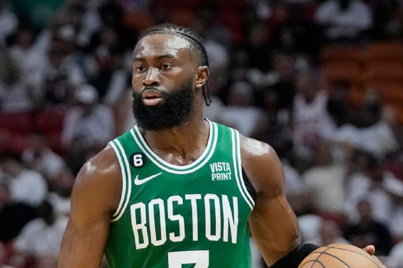 塞爾提克G5在主場贏球，系列賽追成了2:3，球星Jaylen Brown「放話」要對手最好不要再輸。 圖／美聯社／達志影像