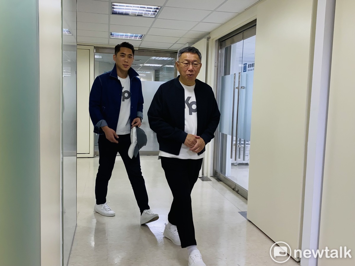 民眾黨總統參選人柯文哲與新北市議員陳世軒。 圖：周煊惠 / 攝（資料照片）