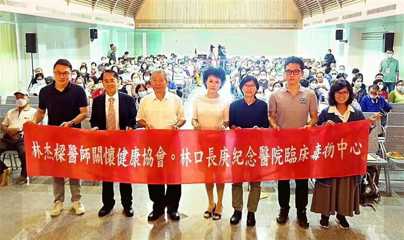 俠醫林杰樑的學生，林口長庚臨床毒物中心主任顏宗海(左二)獲「綠色化學應用及創新獎」。 圖：顏宗海／提供