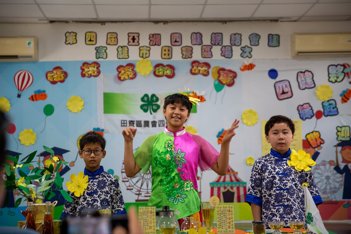 新興國小學生以精彩節目歡迎各國的大朋友。 圖：高雄市教育局提供