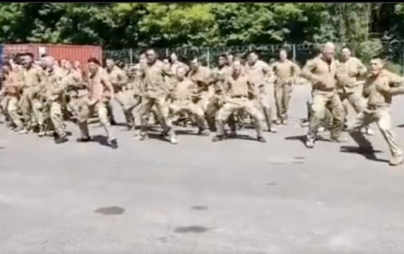 紐西蘭士兵跳著當地原住民毛利人的戰舞，以示對烏克蘭的支持。 圖：翻攝自烏克蘭國防部官方推特