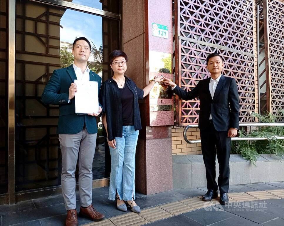 「新竹雙罷」發言人林志潔（中）、領銜人戴振博（右）與律師陳又新（左）18日到台北地檢署告發國民黨立委鄭正鈐，指其涉嫌接受中共資金選舉、洩漏政府資訊及浮報助理費等，涉嫌違反國安法、貪污治罪條例等罪。中央社記者謝幸恩攝 114年6月18日