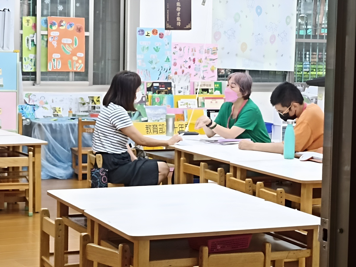 家長與社工進行會談。 圖：新北市教育局提供