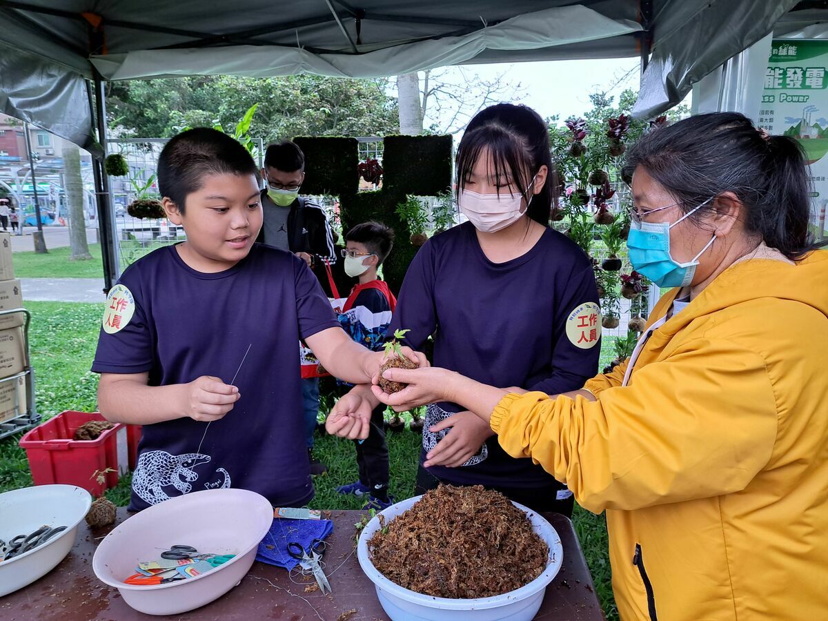平溪國小參加永續環境教育中心辦理「我的城市，我守護~新北綠生活！」，帶領民眾製作水苔球。 圖：新北市教育局提供