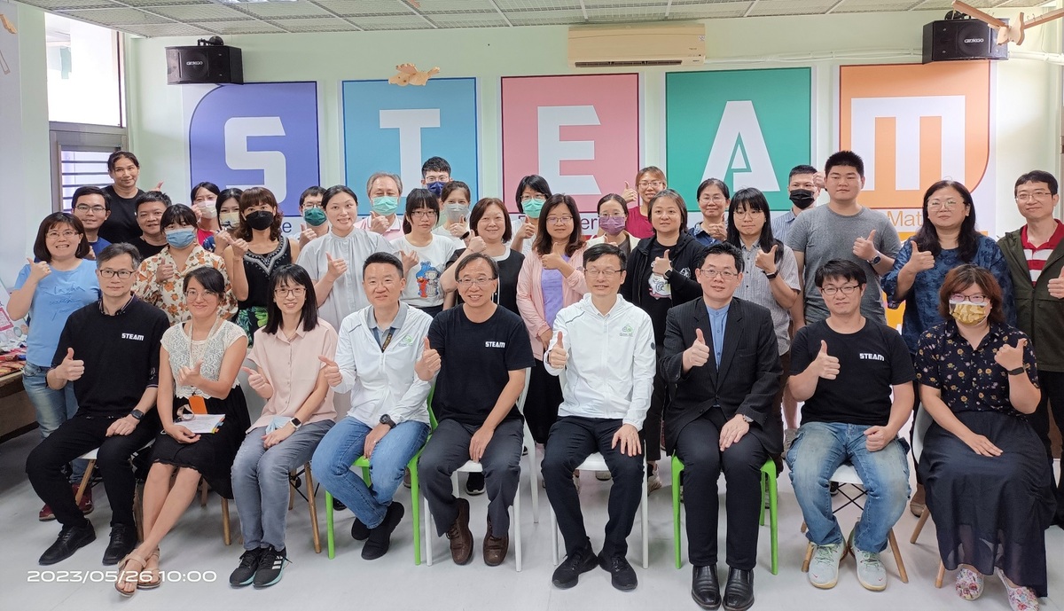 教育局長張明文（坐者右4）參加新北市111學年度STEAM跨域整合型人才培育－夢想推手種子教師授證暨精進回流活動後大合影。 圖：新北市教育局提供