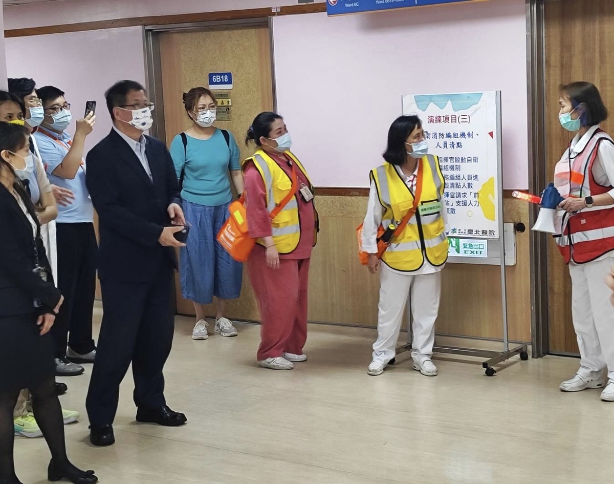 新北市政府為強化醫院等避難弱勢場所緊急事故應變能力，今(26)日13時30分特於衛生福利部台北醫院辦理示範自衛消防編組演練。 圖：新北市消防局提供