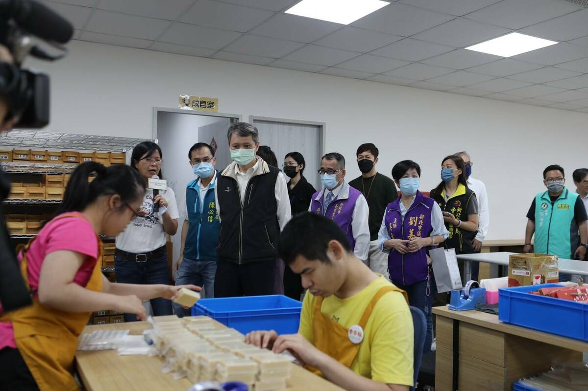 陳瑞嘉及貴賓們參訪庇護員工工作情形。 圖：新北市勞工局提供