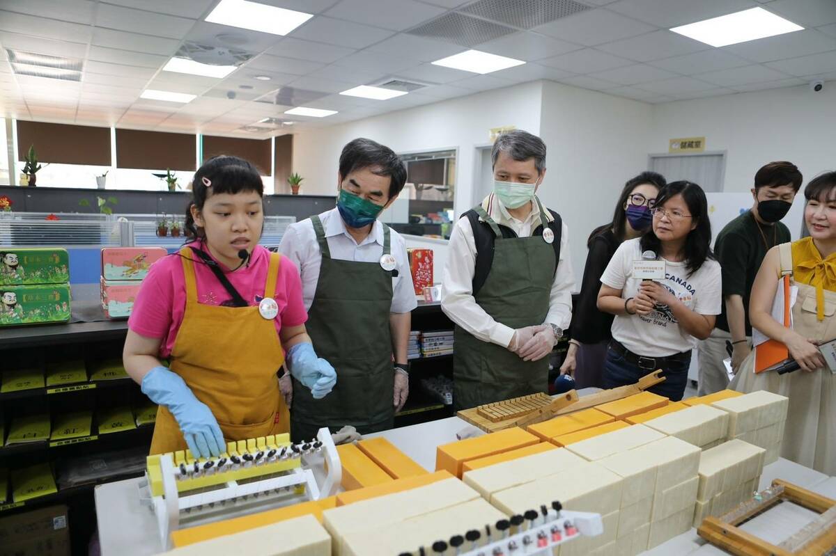 愛幸福庇護員工向陳瑞嘉及貴賓解說及示範手工皂切皂環節。 圖：新北市勞工局提供