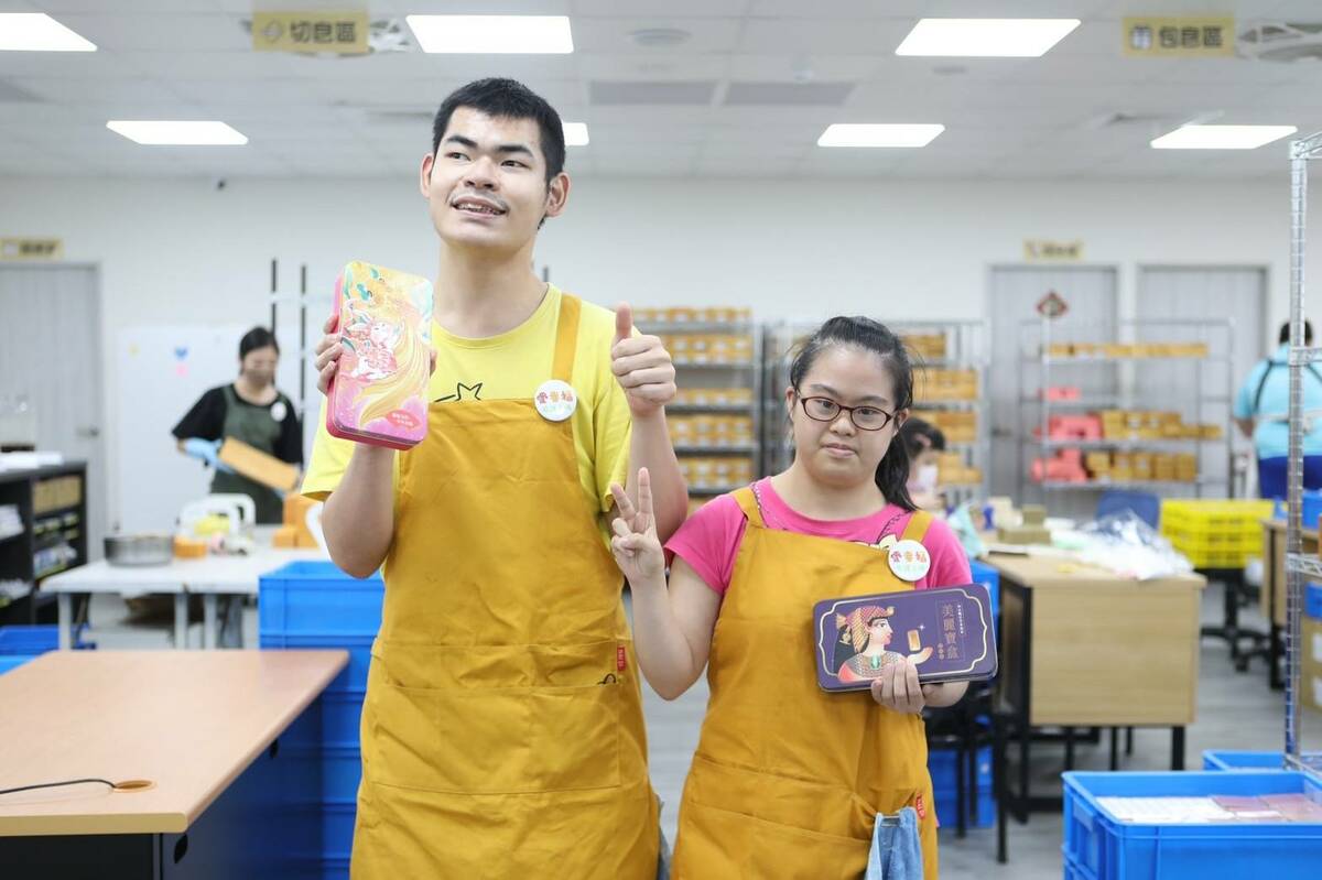 愛幸福庇護員工向大家推薦手工皂，歡迎踴躍選購。 圖：新北市勞工局提供