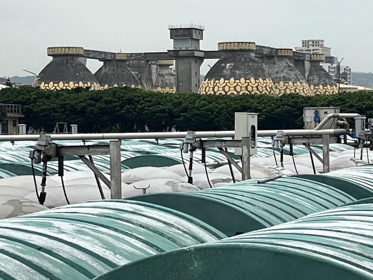 八里污水廠初級沉澱池及蛋型消化槽。 圖：新北市水利局提供