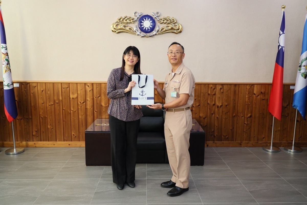 高市府毒品防制局局長林瑩蓉與海軍官校校長劉寶文。 圖：高雄市毒防局提供