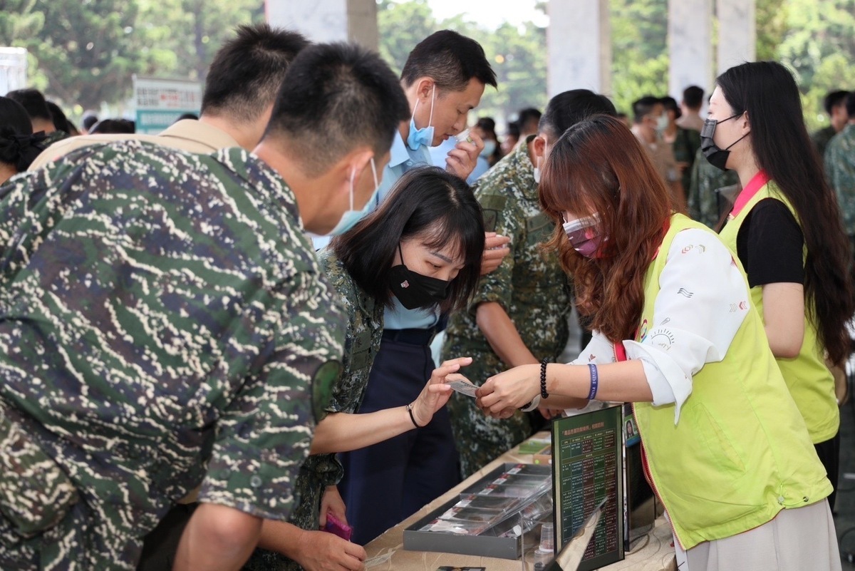 高市府毒品防制局應海軍司令部邀請在海軍官校進行反毒教育宣導。 圖：高雄市毒防局提供