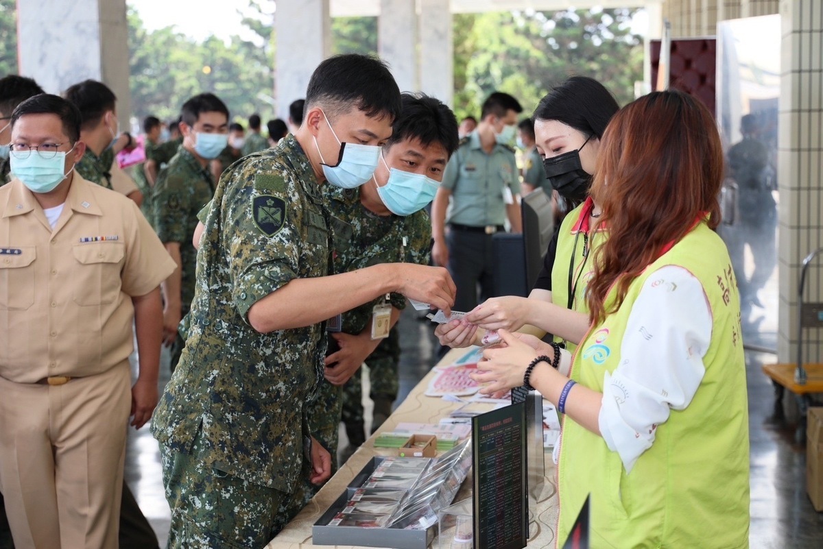 高市府毒品防制局應海軍司令部邀請在海軍官校進行反毒教育宣導。 圖：高雄市毒防局提供