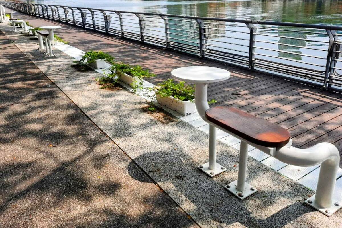愛河造型桌椅方便民眾拿咖啡和簡易餐食悠閒賞景。 圖：高雄市觀光局提供