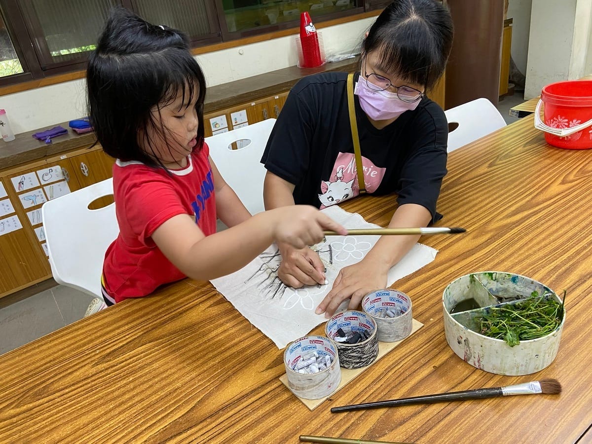 使用蠟筆構圖後將敲打獲得的植物枝液為作品上色。 圖：嘉義林區管理處／提供