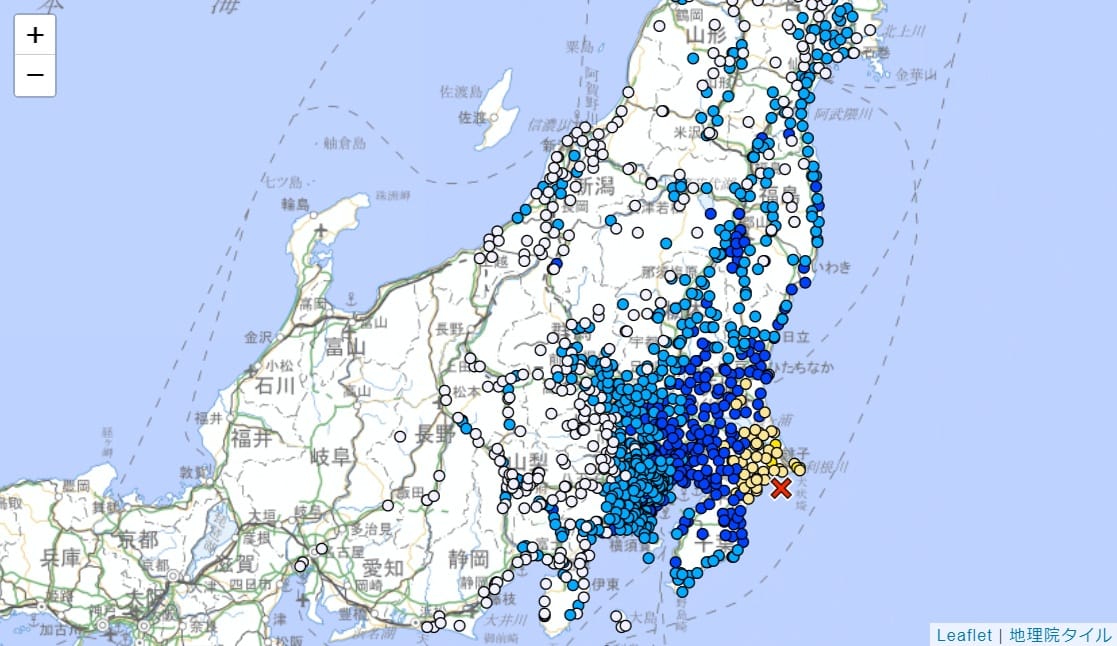 日本千葉縣當地時間19時03分發生規模6.2有感地震，千葉、茨城部份區域出現「5弱」震度(圖中黃色圓點標示)。 圖：截取日本氣象廳官網