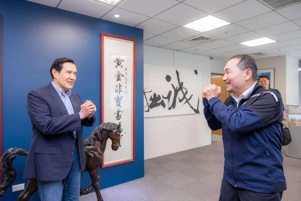 國民黨總統參選人侯友宜(右)表示自己接受合乎中華民國憲法的九二共識，被解讀是「尊馬」路線。 圖：翻攝侯友宜臉書