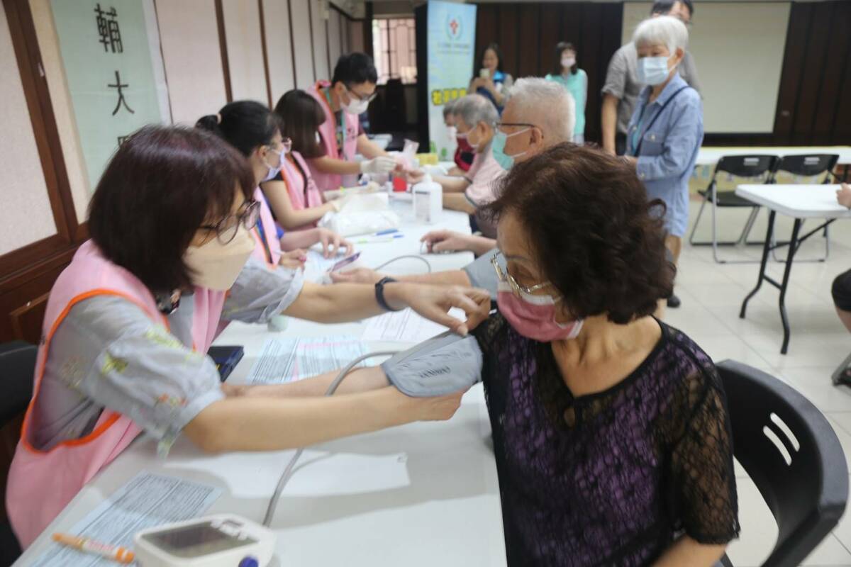 新莊區公所、武聖廟和輔大醫院辦理在新莊老街舉辦健康醫療活動。 圖：新莊區公所提供