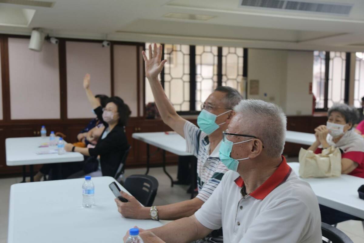 長輩們在健康醫療講座踴躍提問。 圖：新莊區公所提供