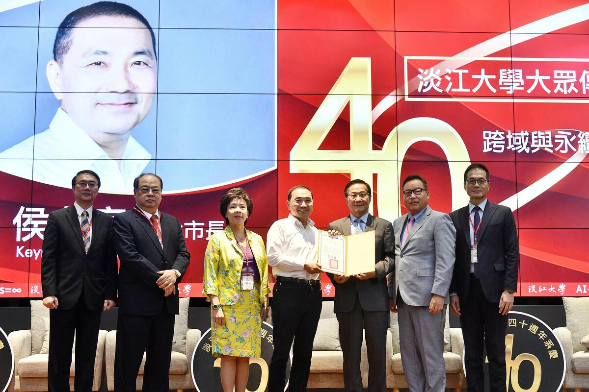 新北市長侯友宜與淡大大傳同學分享城市治理的永續、跨域及人才培育政策。 圖：新北市新聞局提供