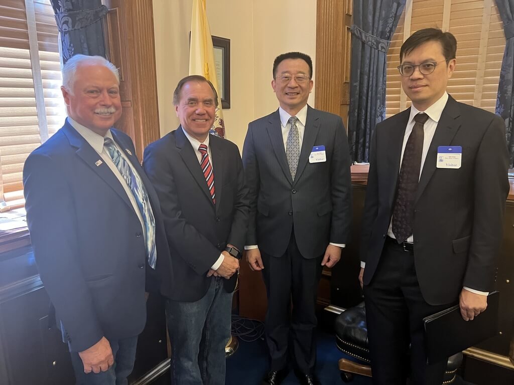 新澤西州眾議會25日通過友台決議，駐紐約辦事處副處長張俊裕（右2）與領銜提案的州眾議員卡拉賓查克（左1，Robert Karabinchak）、議長庫格林（左2，Craig Coughlin）合影。 圖/駐紐約辦事處提供