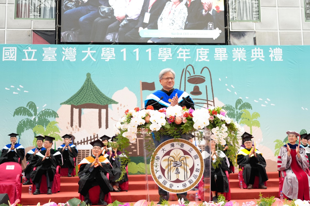 黃仁勳今（27）天現身台大畢業典禮致詞，勉勵學生持續向前、追尋目標。 圖：台大提供