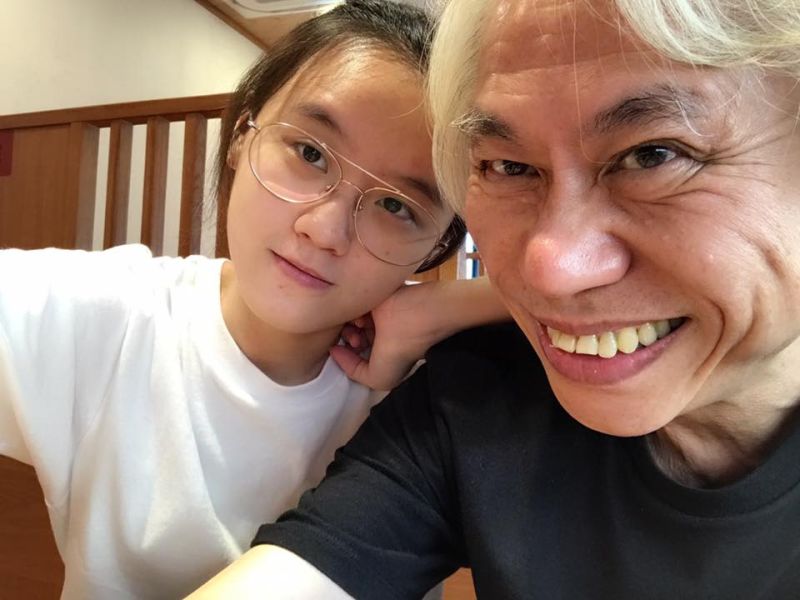 ▲資深音樂人李坤城，過去與林靖恩的「爺孫戀」引發社會矚目。李坤城病逝後，兒子李卓軒疑似發文控訴，怒斥林靖恩偽造文書，揚言提告。（圖／翻攝林靖恩臉書）