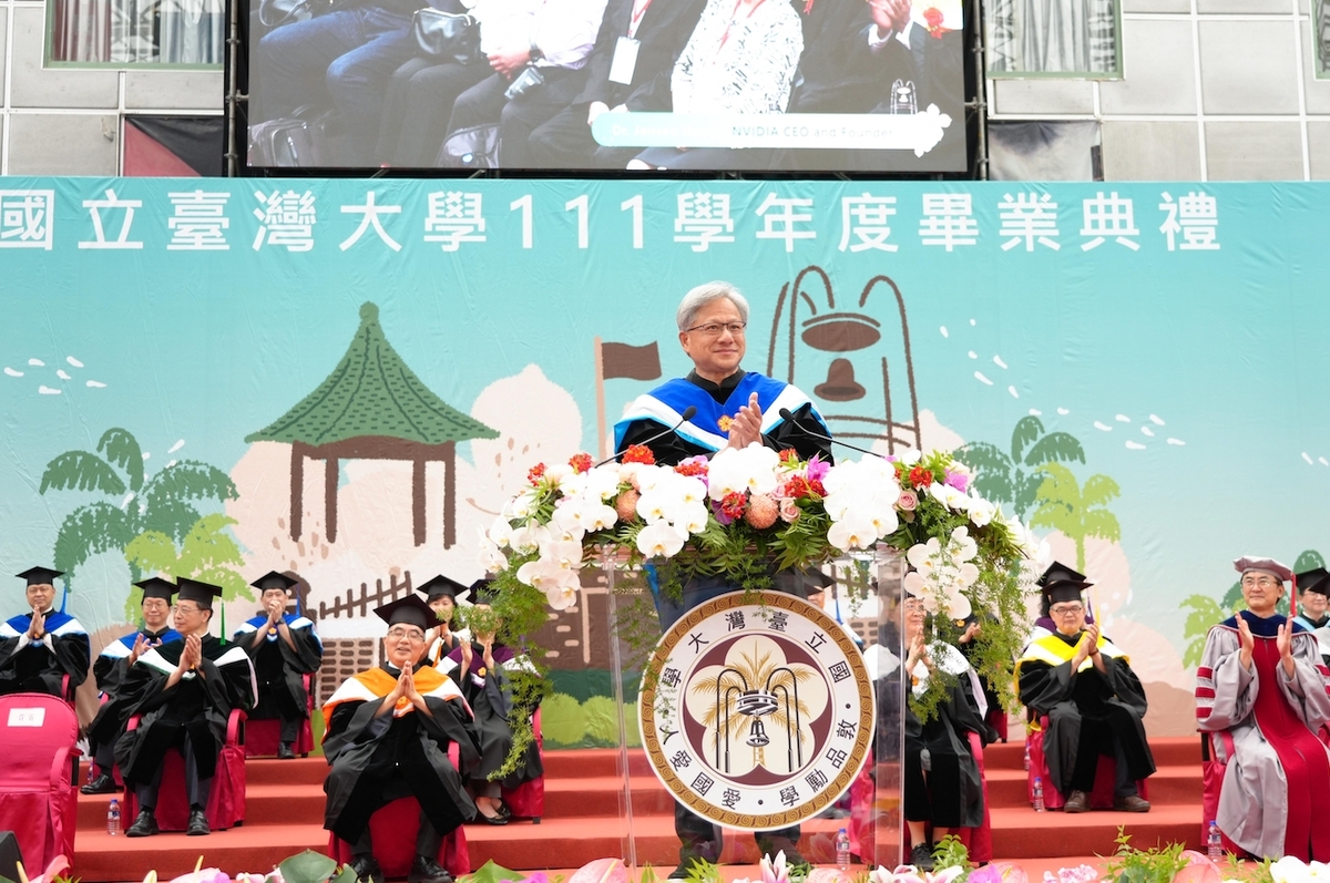 輝達（Nvidia）聯合創辦人兼執行長黃仁勳受邀致詞，他除了勉勵學生應勇於面對錯誤，並分享了自己創立公司的失敗經驗談，敦促同學要為了「覓食而跑」，而非為「逃離被當作食物而跑」。 圖：台大提供