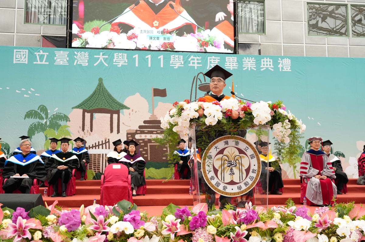 陳文章在致詞最後，鼓勵每位畢業生無論未來繼續升學與否，都能抱持著追求夢想的心，勇敢去嘗試、冒險，並保持始終學習的心態，誠懇待人，認真當下。 圖：台大提供