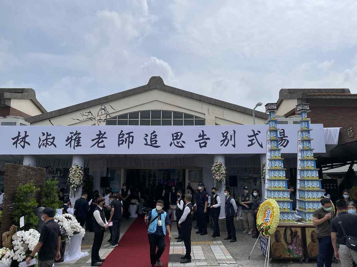 台中捷運意外案身亡的老師林淑雅今天公祭，各界前往弔唁。 圖：嘉義縣記者公會/提供