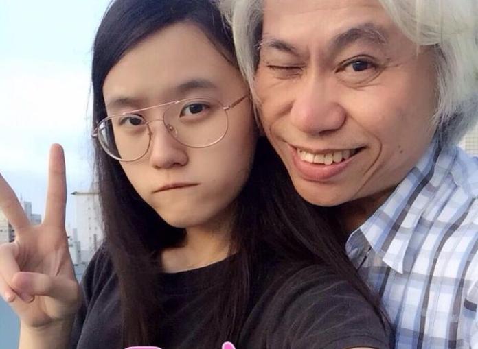 曾與已故資深音樂人李坤城（右）談「爺孫戀」的林靖恩（左），今年3月爆出偷竊超商的25元飲料遭逮。近期判決結果出爐，台中地方法院依犯竊盜罪，處罰金3000元。 圖：翻攝自林靖恩臉書