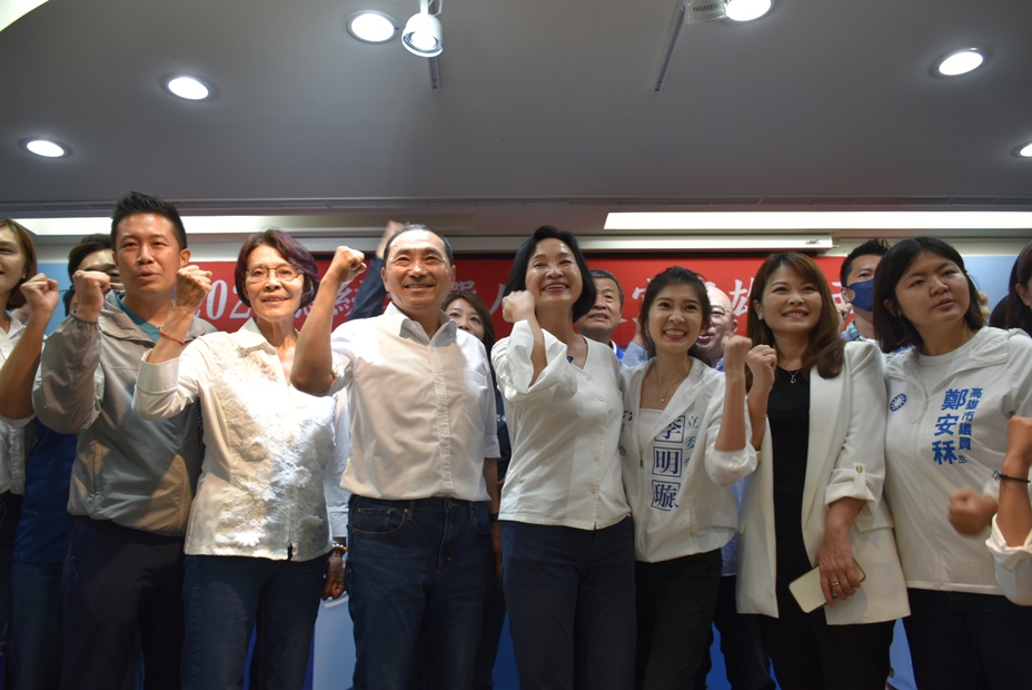 侯友宜(前排左三)與黨籍民代宣示勝選決心。 圖：孫家銘攝
