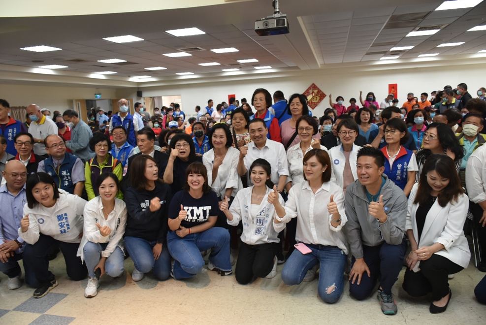 侯友宜與全場同志及支持者大合照。 圖：孫家銘攝