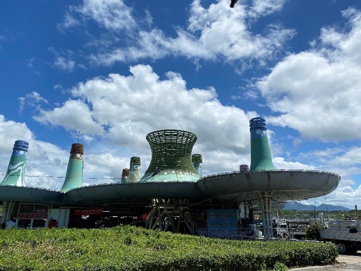 富基魚貨直銷中心以醒目墨西哥帽造型屋頂，建物風格超吸睛，不僅有新鮮漁獲外，彩繪改造也讓漁港風情更加多元化。 圖：新北市農業局提供