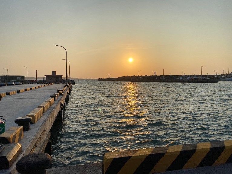 富基漁港改善後擁有多處特色打卡景點，包括建構多功能突堤碼頭，提供藝文展演及觀賞夕陽落日餘暉與無敵海景的最佳廣場。 圖：新北市農業局提供