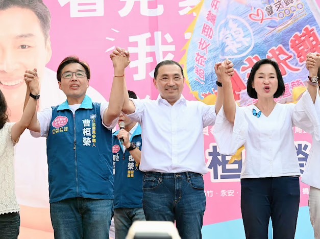 侯友宜(中)力挺曹桓榮(左)。 圖：曹桓榮服務處提供