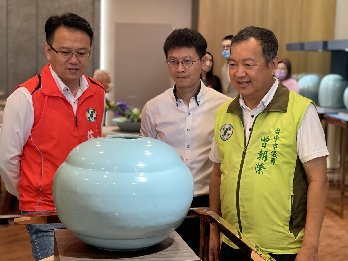 「㚕磬窯」藝廊開幕，立委莊競程、市議員曾朝榮特慕名前來。   㚕磬窯/提供