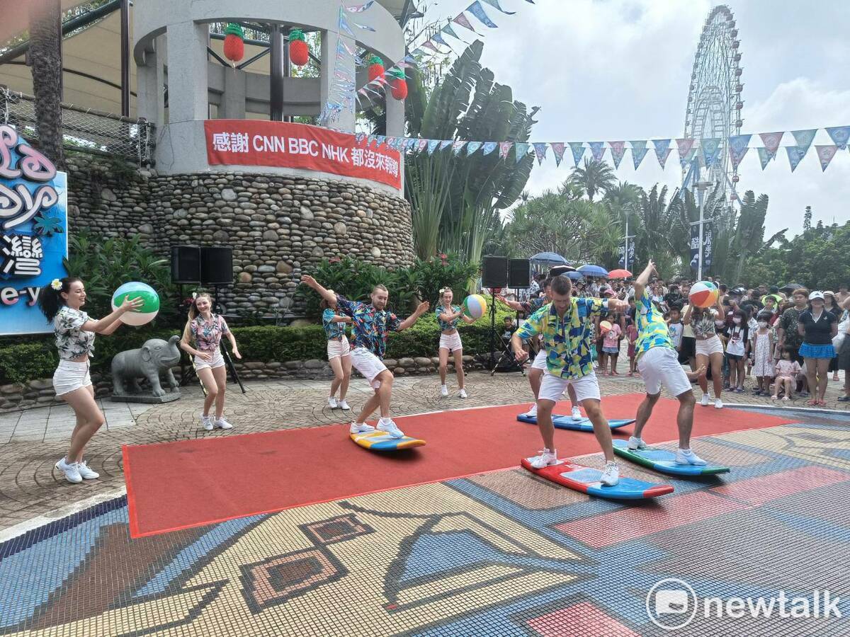 麗寶渡假村的外國舞者大跳開園迎賓舞。 圖：唐復年/攝