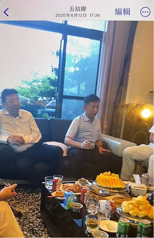 陳琬惠爆料，2020年6月12日，交通委員會宜蘭考察完，交通部次長黃玉霖與台鐵副局長朱來順（右1）至im.B詐騙犯主嫌曾耀鋒豪宅，與土地開發商飲酒作樂。 圖：擷取自陳琬惠臉書