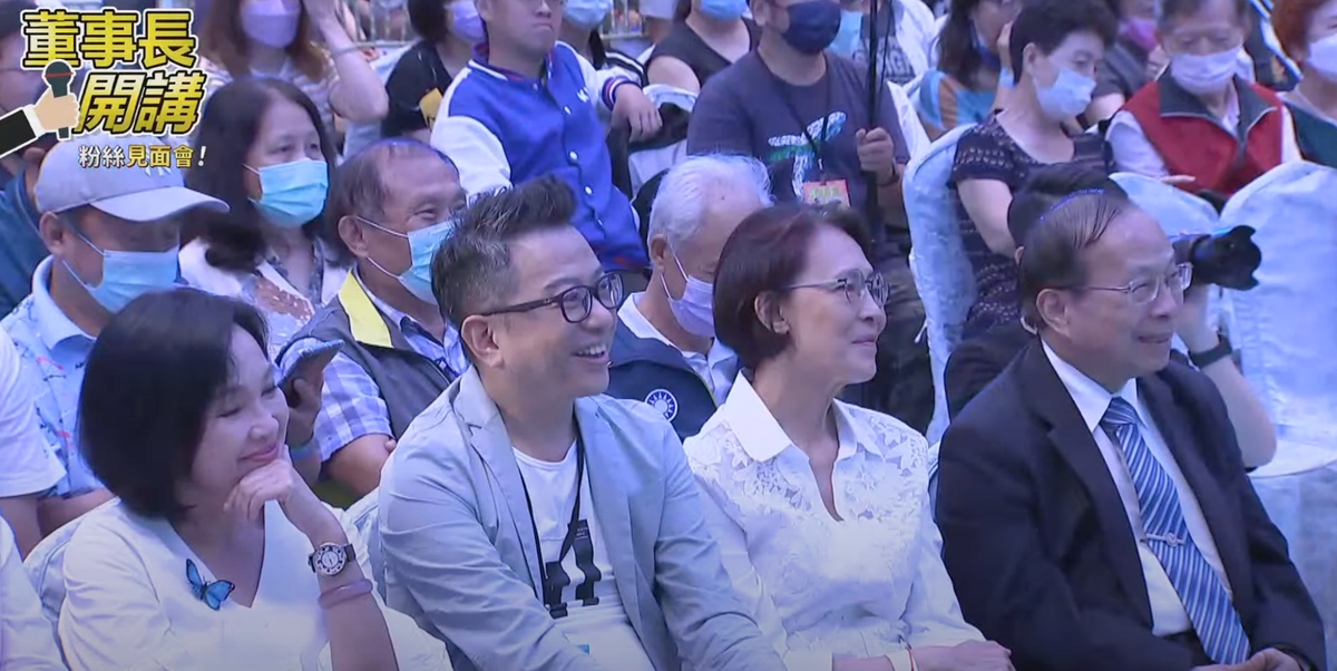侯友宜二哥，也是高醫前院長的侯明鋒（右1）在行程中默默陪同，家人間鼎力支持的情懷被視為「最佳助選員」。 圖：翻攝自YouTube「董事長開講」